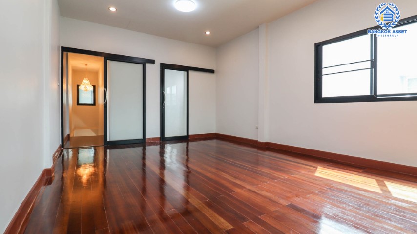 *****ทาวน์เฮ้าส์มือสองย่านกรุงเทพฯ ม.โชคชัย4 ลาดพร้าว เนื้อที่กว้างขวางมากถึง 24 ตร.ว. ฟังก์ชัน 3 ห้องนอน 2 ห้องน้ำ ที่จอดรถ 3 คัน ตกแต่งใหม่ทั้งหลัง โครงการตั้งบนทำเลเดินทางสะดวก ใกล้เมือง เชื่อมต่อรถไฟฟ้าสายสีเหลือง "สถานีโชคชัย4" และทางด่วน "ฉลองรัช" จองเลย!